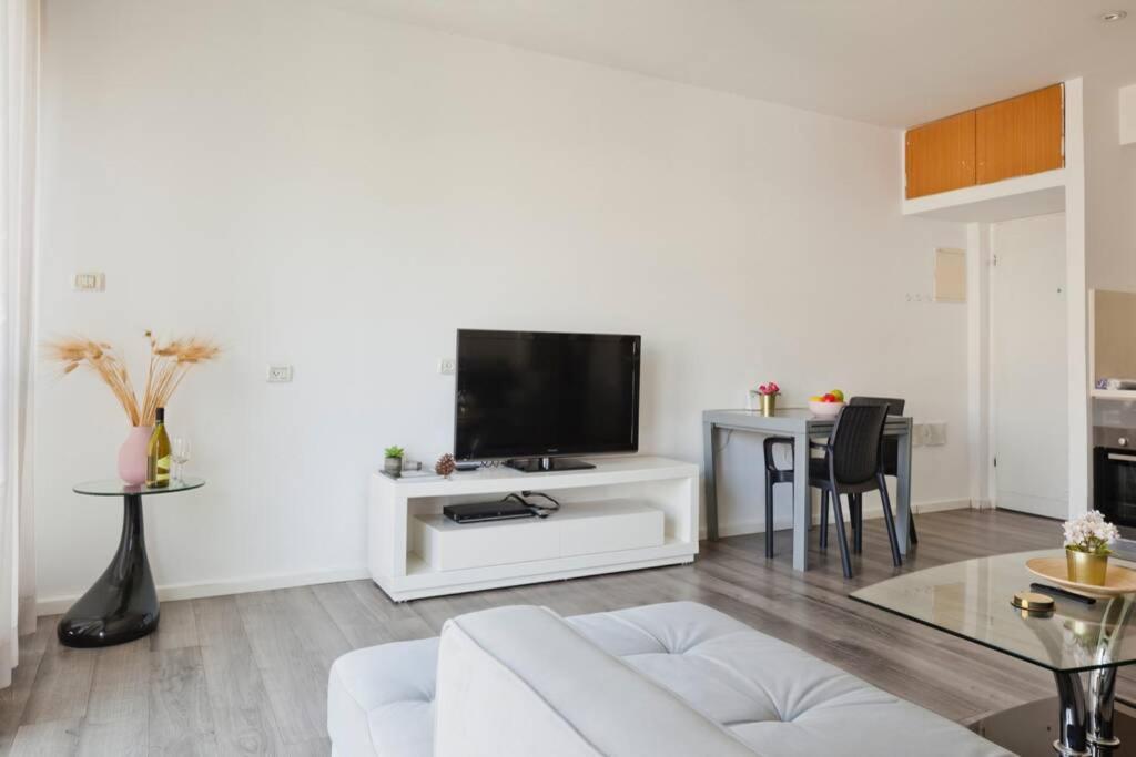 Big Apartment Next To Gordon Beach Plus Free Parking Тел Авив Екстериор снимка