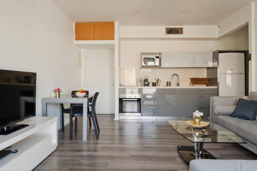 Big Apartment Next To Gordon Beach Plus Free Parking Тел Авив Екстериор снимка